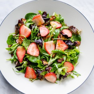 Ensalada con Fresas y Aderezo Templado