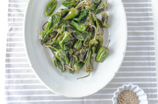 pimientos de padron con sesamo tostado