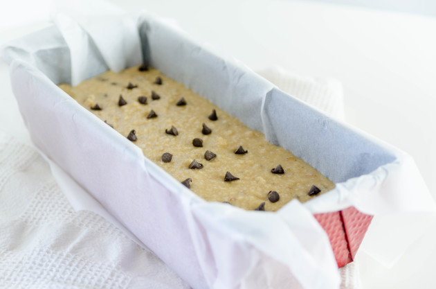 pan de plátano con chips de chocolate en molde de pan