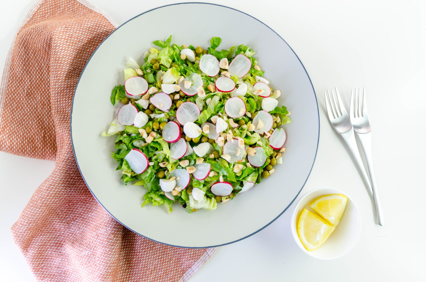 Ensalada de Primavera con Rabanitos y Guisantes Verdes