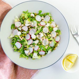 Ensalada de Primavera con Rabanitos y Guisantes Verdes