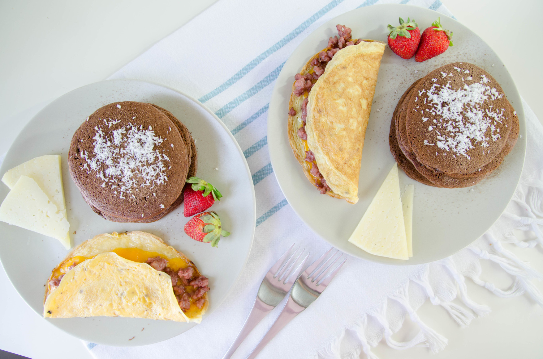 Pancakes de Chocolate y Omelette de Salchicha: Brunch del Domingo