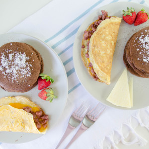 Pancakes de Chocolate y Omelette de Salchicha: Brunch del Domingo
