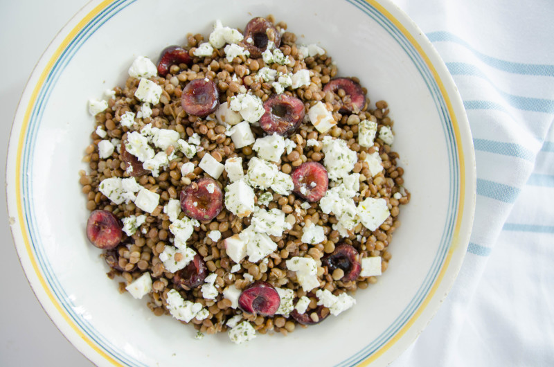 ensalada de lentejas, cerezas  y queso feta