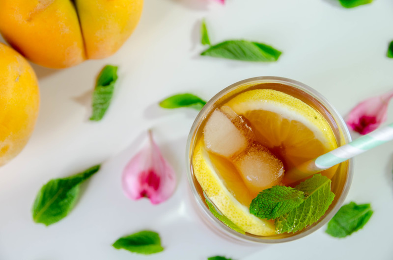 té frio con melocotón y menta