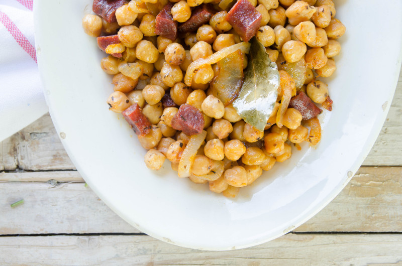 salteado de garbanzos con chorizo pincante