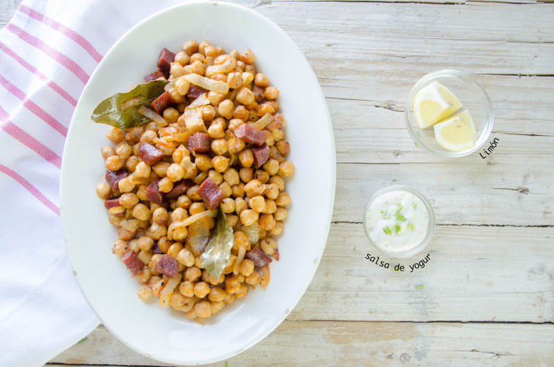 salteado de garbanzos con chorizo picante