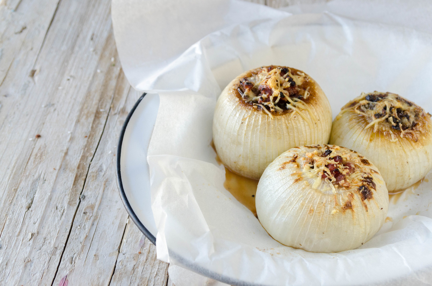 Cebollas Rellenas de Longaniza de Graus, Butifarra y Champiñones