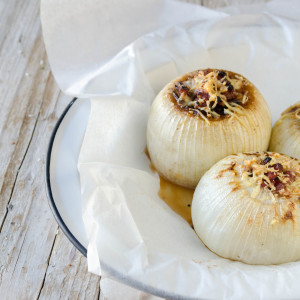 Cebollas Rellenas de Longaniza de Graus, Butifarra y Champiñones