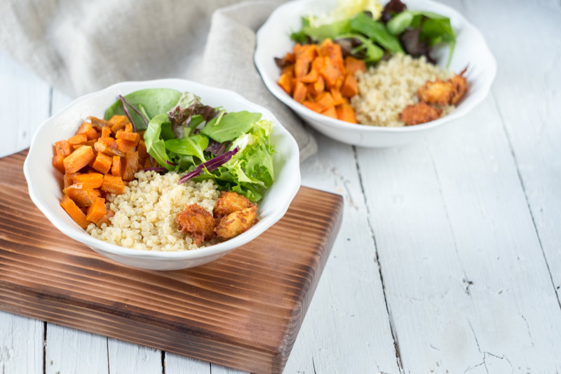 bowl de quinoa, boniato y arepitas