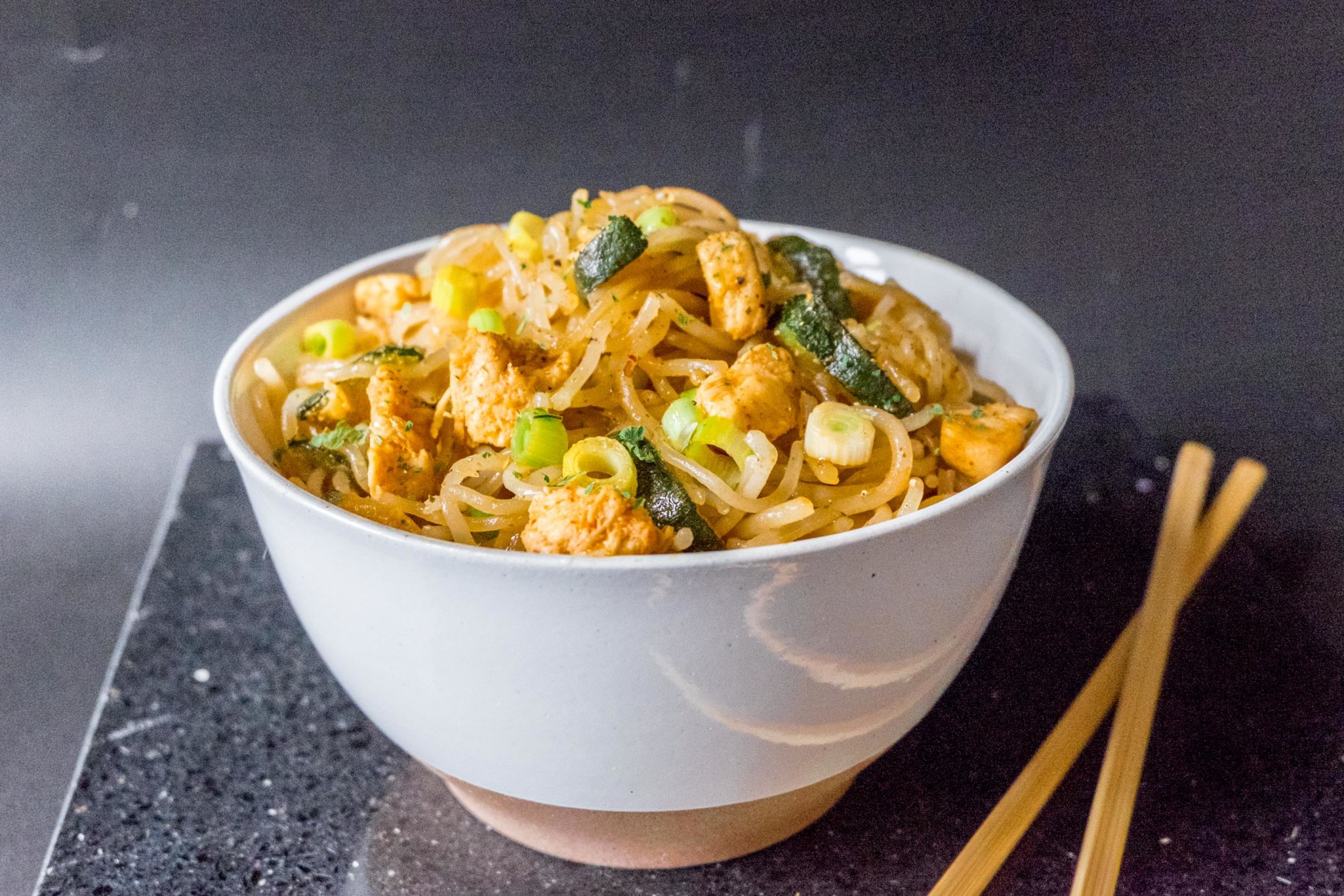 Noodles de Boniato con Sriracha y Pollo