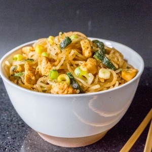 Noodles de Boniato con Sriracha y Pollo