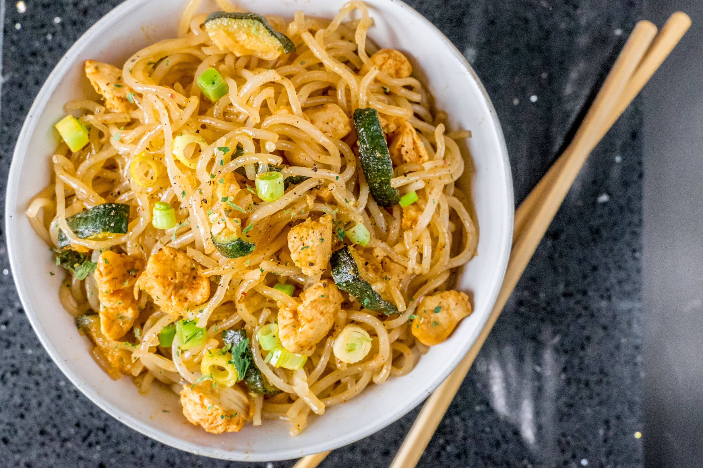 noodles de boniato con sriracha y pollo