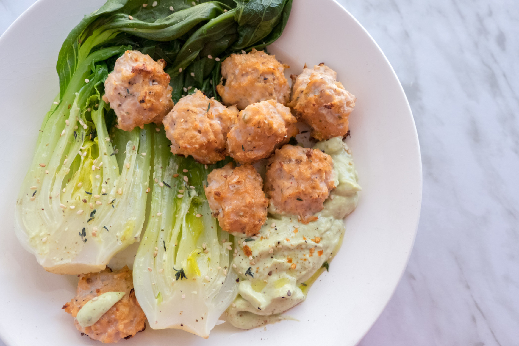 Albondigas de Salmón con crema de Aguacate y Pak Choi