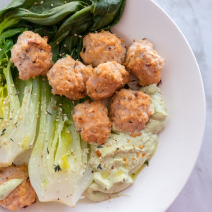 Albondigas de Salmón con crema de Aguacate y Pak Choi