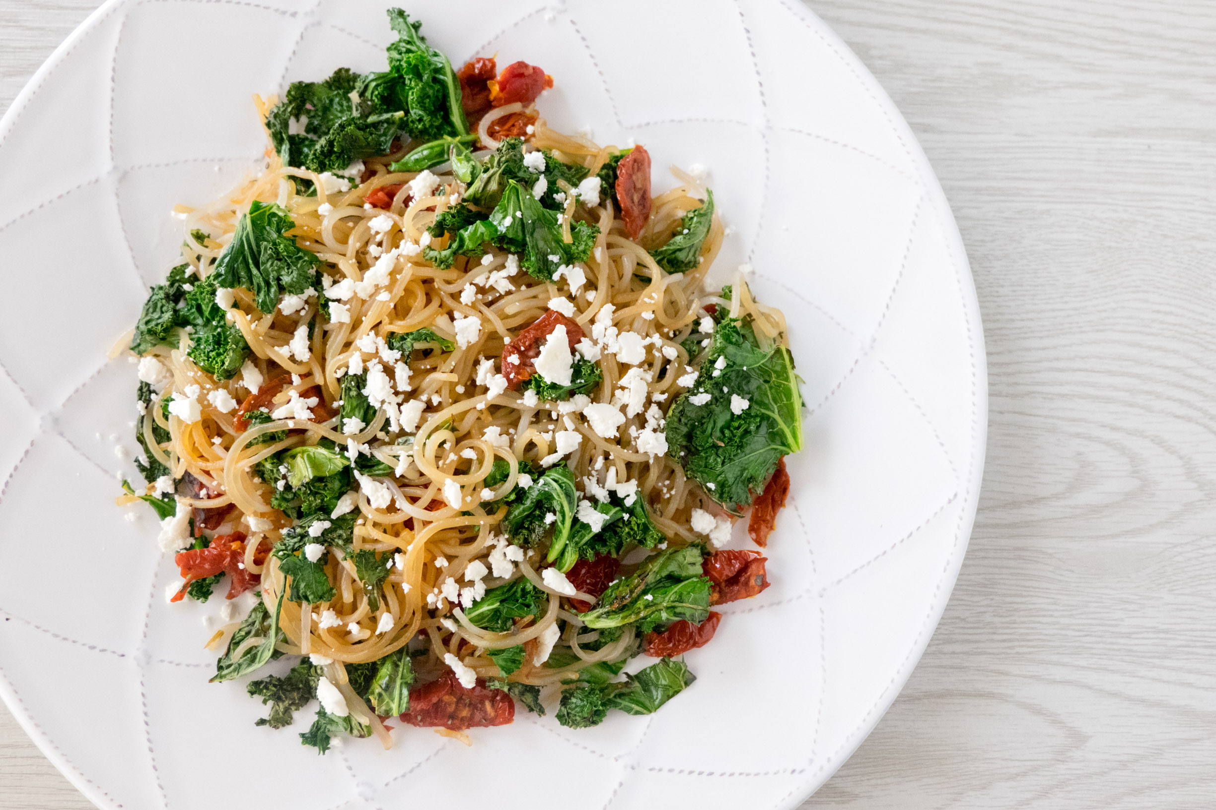 noodles de boniato con kale y tomates secos