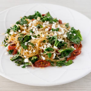 Kale con Noodles de Boniato y Tomates Secos