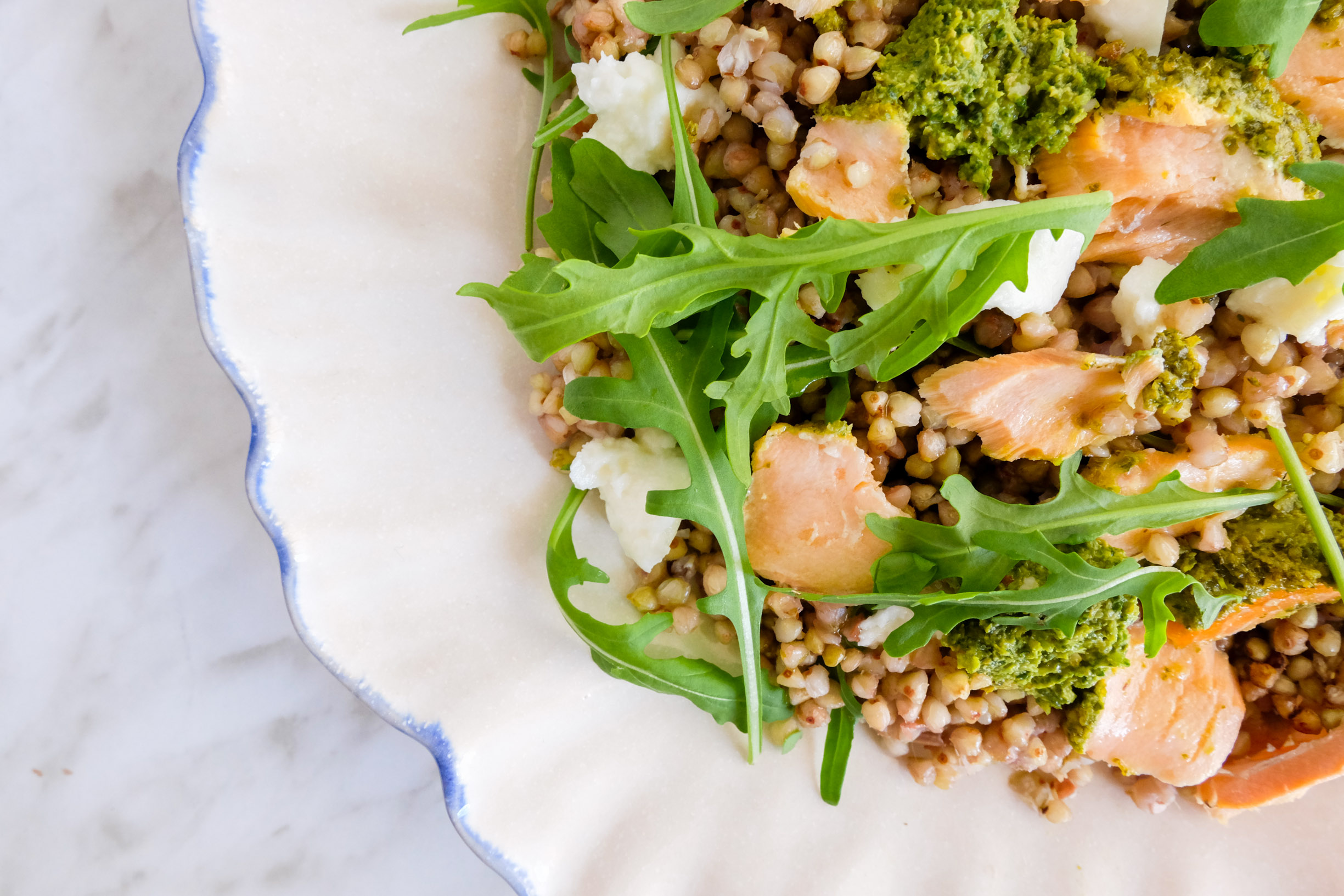 ensalada de salmon al pesto y trigo sarraceno