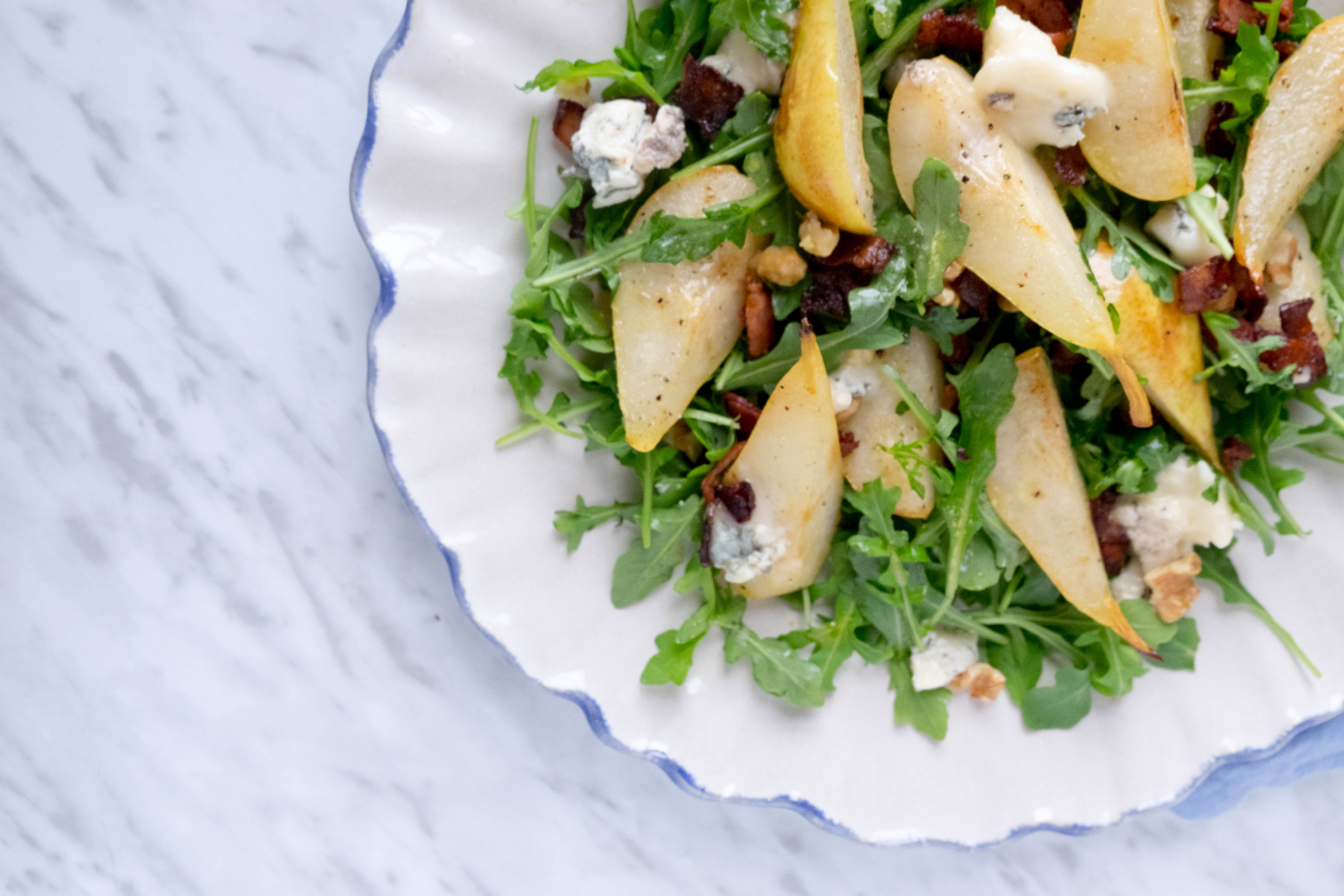 ensalada de bacon, peras y gorgonzola