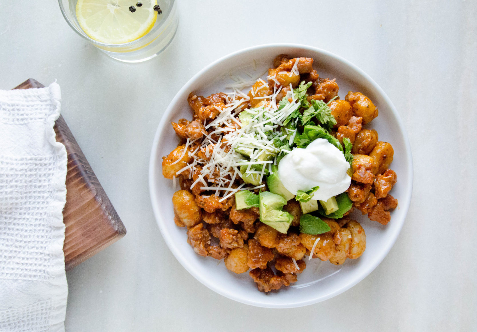 Ñoquis con Longaniza y Tomate