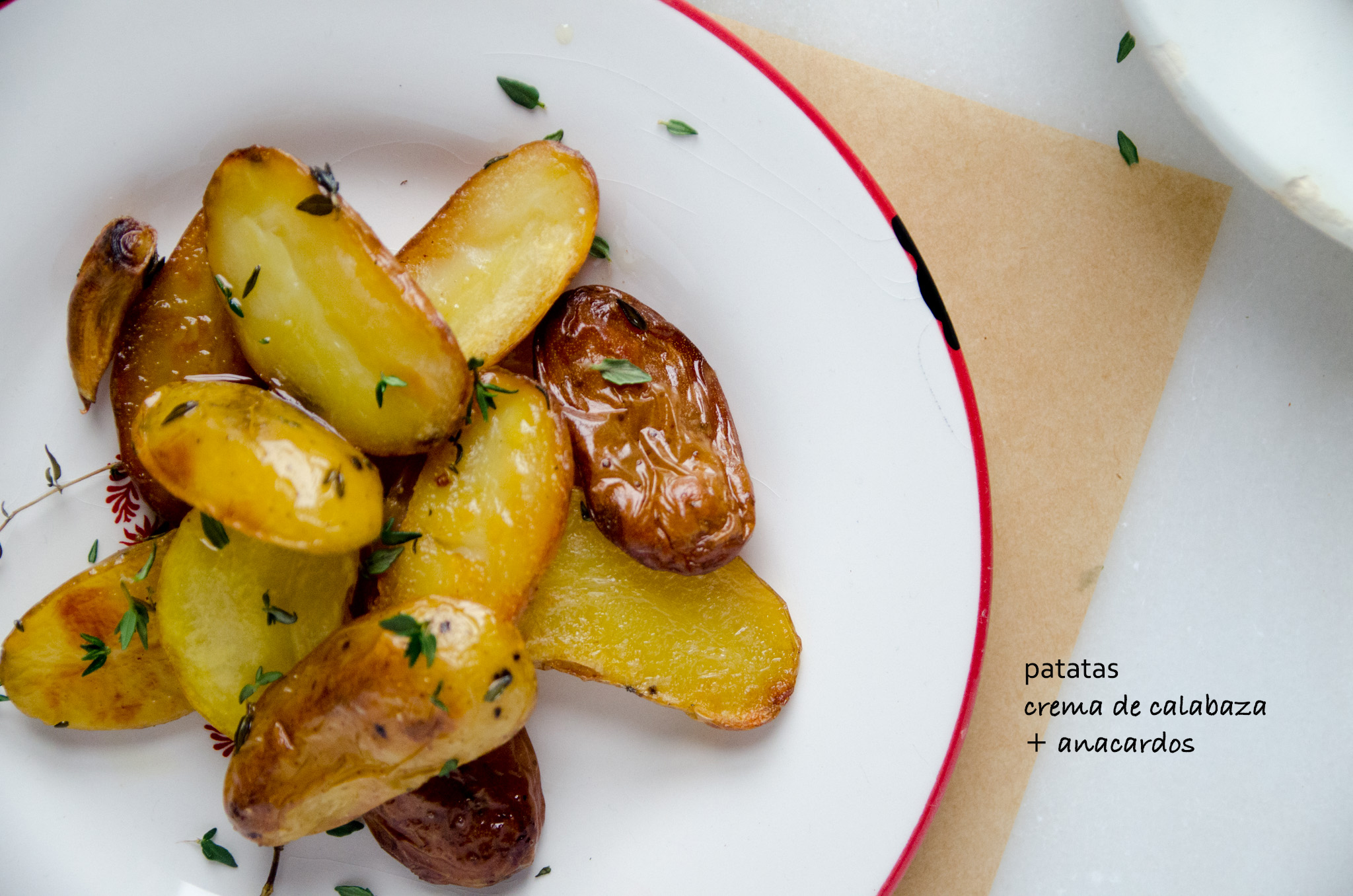 patatas crujientes y crema de calabaza y anacardos