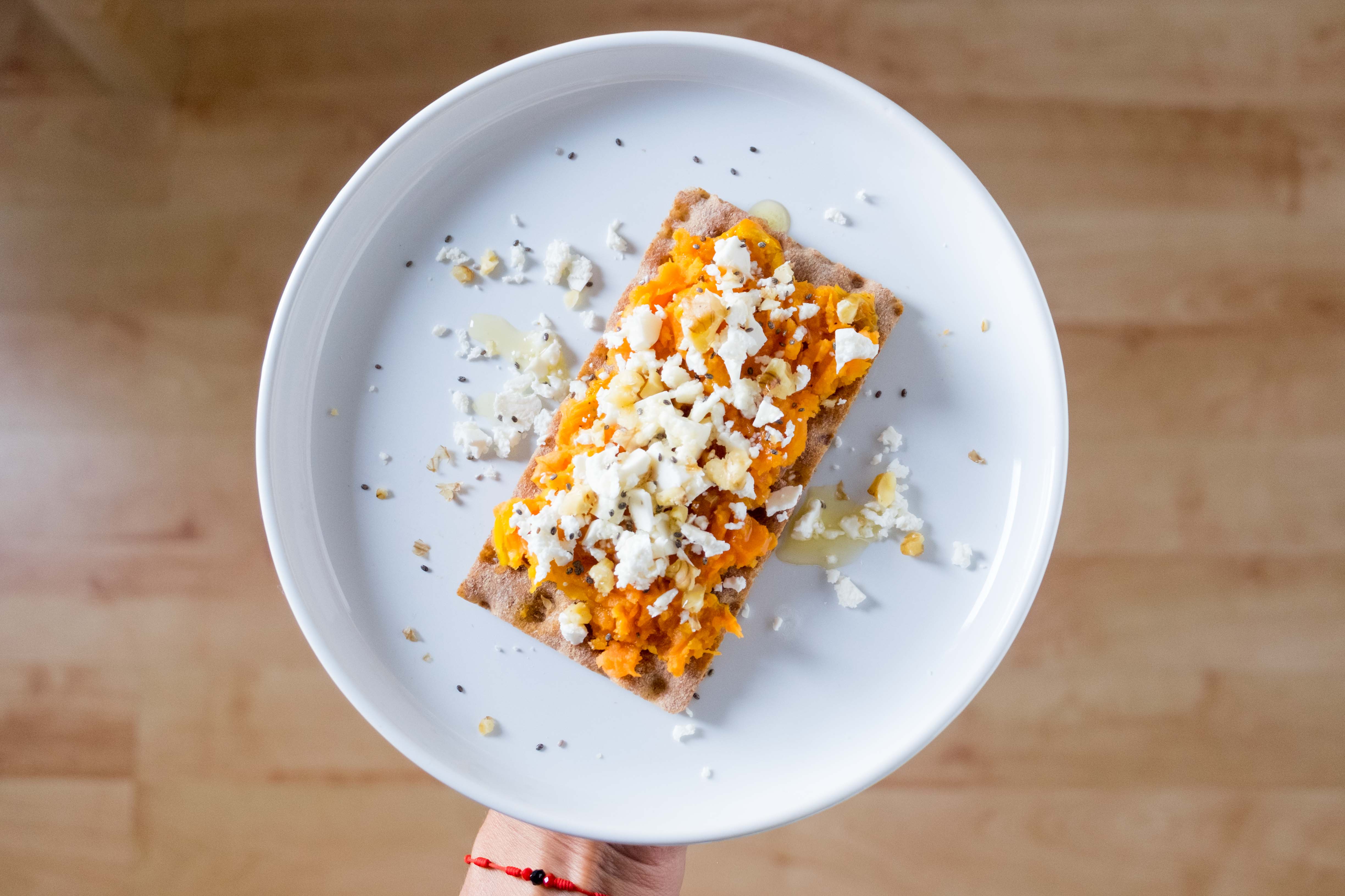 tostada crujiente de boniato, queso feta y miel