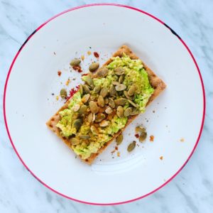 Tostada Crujiente de Aguacate y Semillas de Calabaza