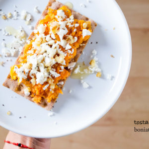 Tostada Crujiente de Boniato, Queso Feta y Miel