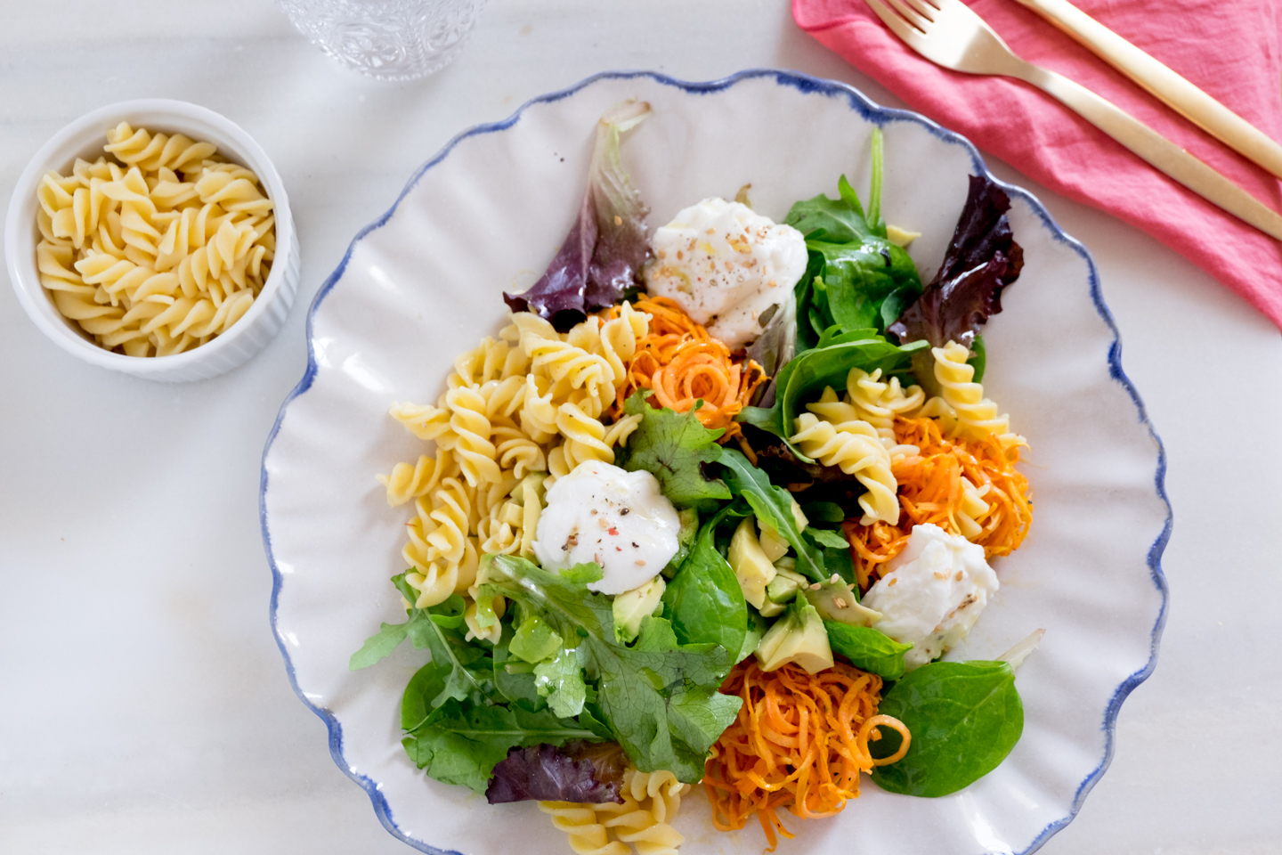 Ensalada de Pasta y Nidos de Boniato