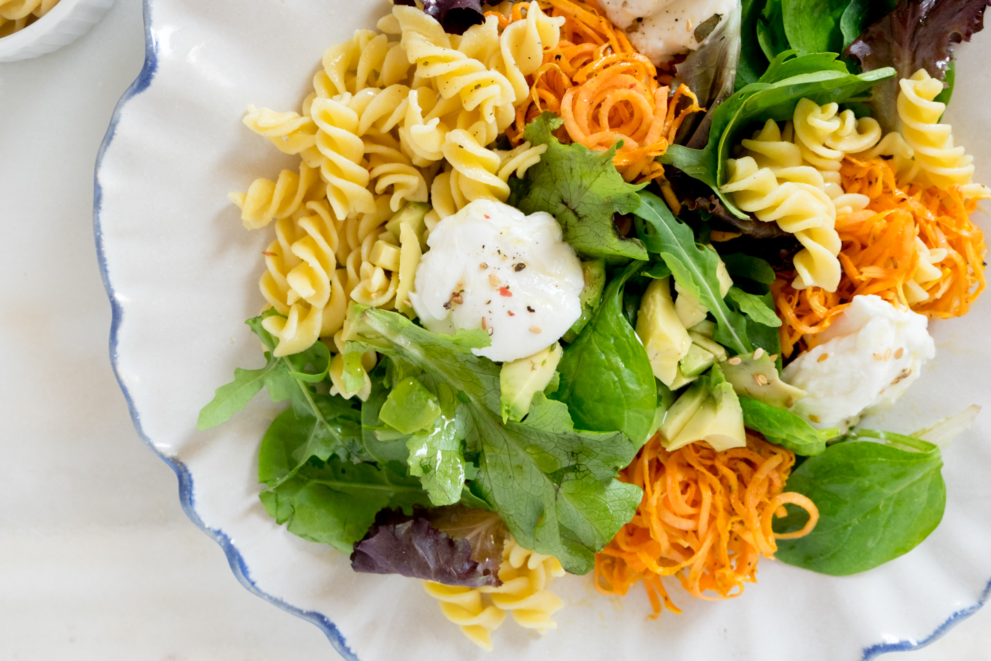 nidos de boniato con ensalada de pasta