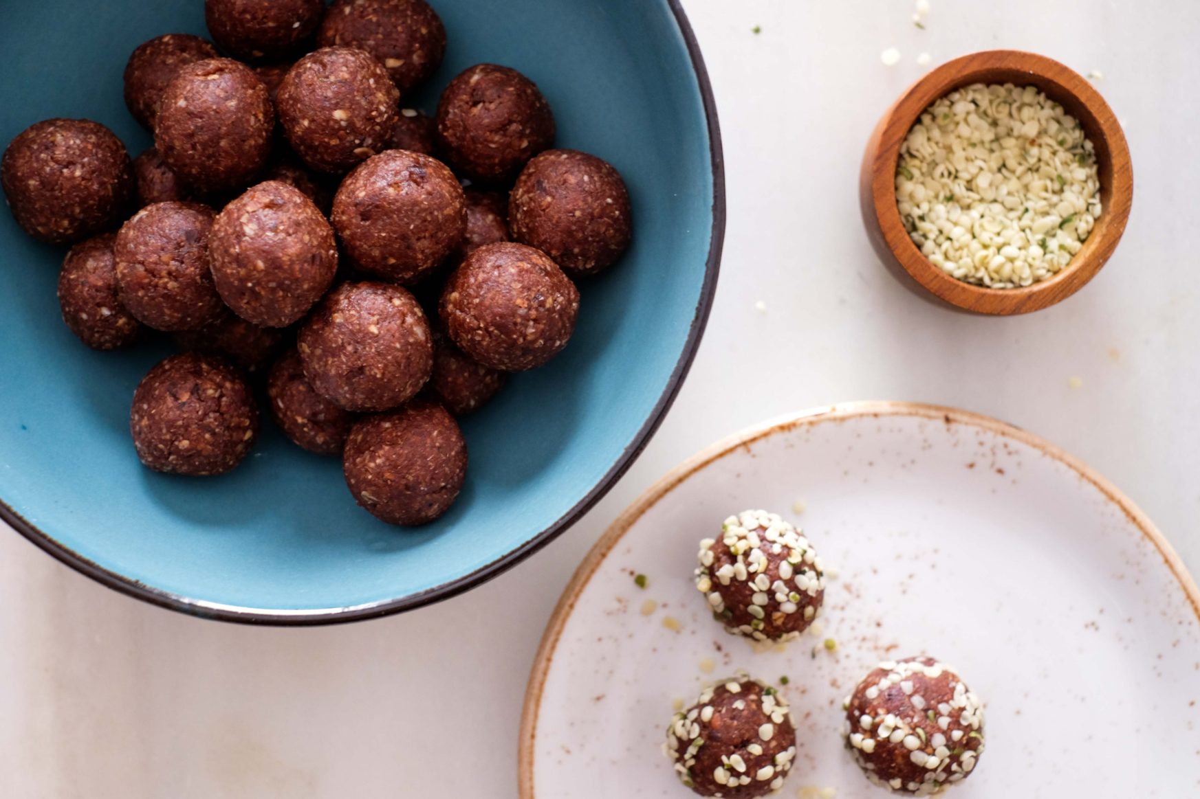 Bolitas de cacao y semillas de cáñamo