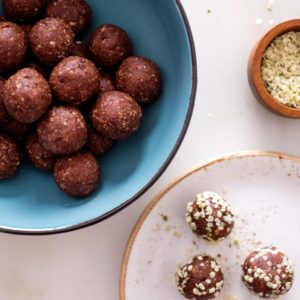 Bolitas de cacao y semillas de cáñamo