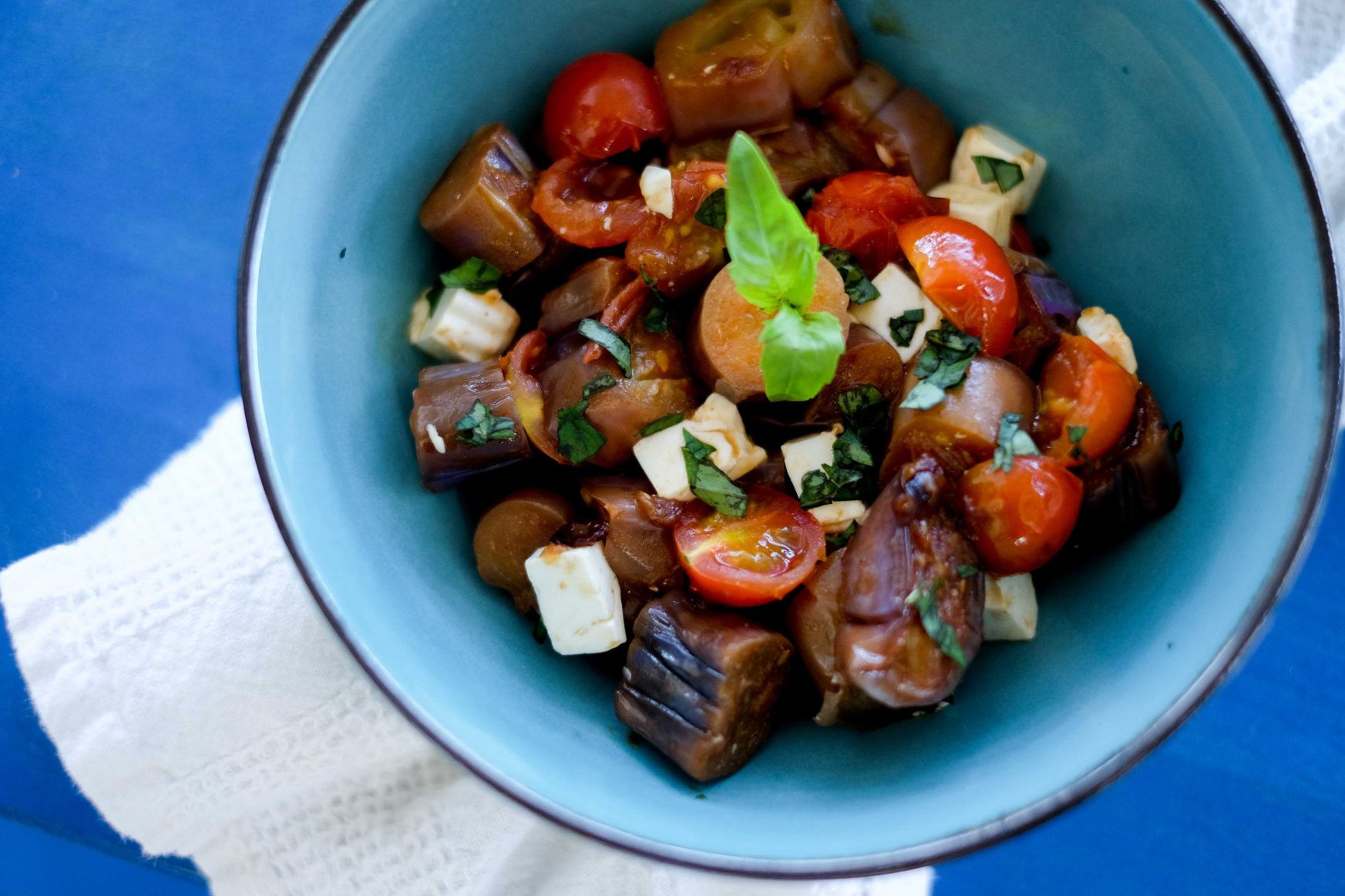 Berenjenas japonesa con tomates cherry, albahaca y miso