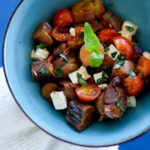 Berenjenas japonesa con tomates cherry, albahaca y miso